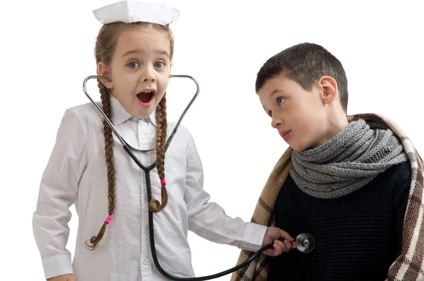 Маленькая девочка в костюме медсестры. Сезонная эпидемия гриппа — стоковое фото