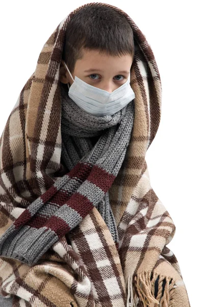 Сезонная эпидемия гриппа. Мальчик болеет гриппом . — стоковое фото