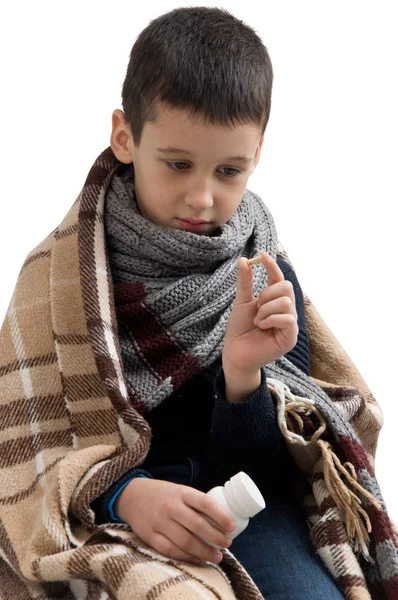 Influensaepidemi. Pojke sjuk influensa. pojken tar piller — Stockfoto