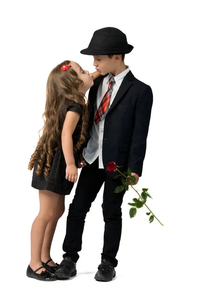 Мальчик подарил девочке цветы. мальчик целует девочку — стоковое фото