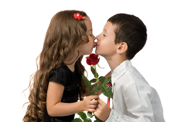 Il ragazzo regala dei fiori ad una ragazza. ragazzo bacia una ragazza — Foto Stock