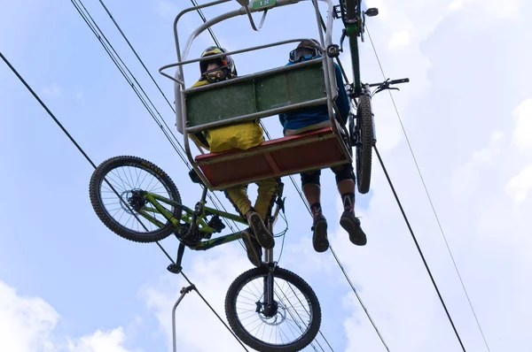 Volkssportler steigen mit Fahrrädern in die Berge. — Stockfoto