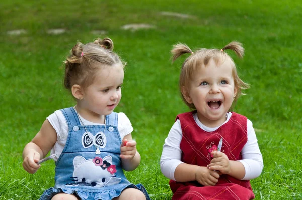 Paar kleine meisjes tijd buitenshuis doorbrengen. — Stockfoto