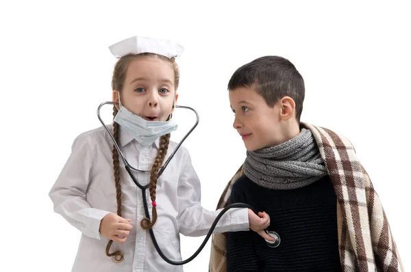 Bambina in costume da infermiera. Ragazzo malato di influenza . — Foto Stock