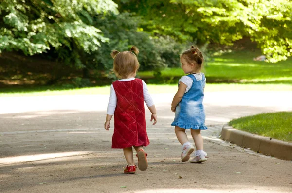 Pareja de niñas pasando tiempo al aire libre . — Foto de Stock