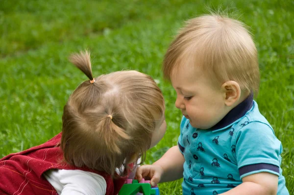 Rodziny. małe dzieci grać razem. pocałunek — Zdjęcie stockowe
