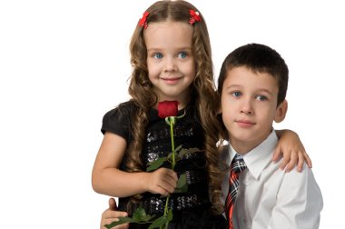çiçekler küçük çocuklarla. bir erkek ve bir kız.