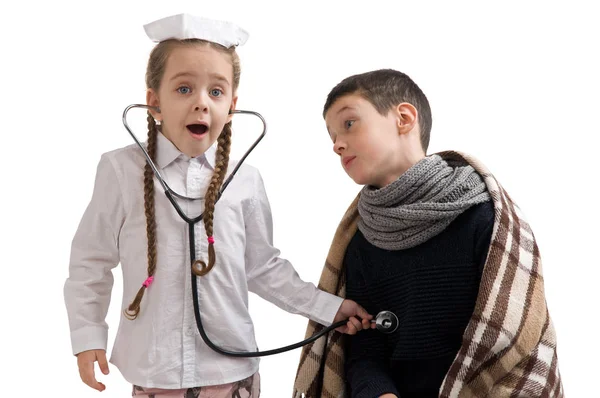 Маленькая девочка в костюме медсестры. Сезонная эпидемия гриппа — стоковое фото