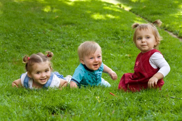 Group of young children spending time in nature. — Stock Photo, Image