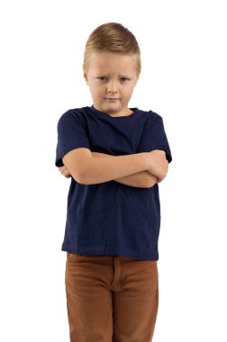 kızgın çocuk beyaz bir arka plan karşı tek başına duran. 