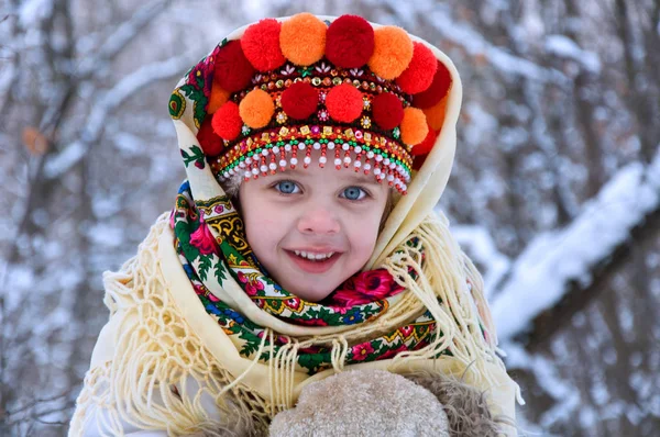 Маленькая девочка в зимнем лесу одета в украинский национальный с — стоковое фото