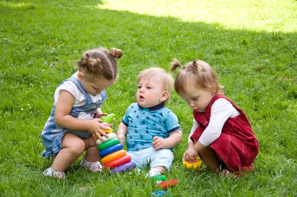 Groupe de jeunes enfants passant du temps dans la nature . — Photo