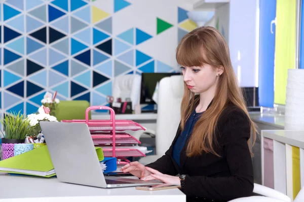 Jonge mooie succesvolle vrouw werken op kantoor — Stockfoto