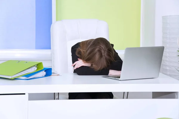 Mujer trabajando en la oficina. trabajo duro. dormido por fatiga —  Fotos de Stock