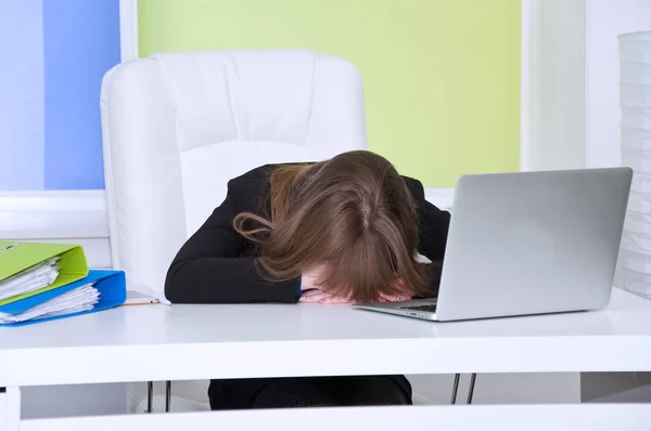 Mujer trabajando en la oficina. trabajo duro. dormido por fatiga —  Fotos de Stock