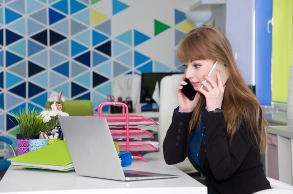 An employee in the office is constantly a lot of talking on the — Stock Photo, Image