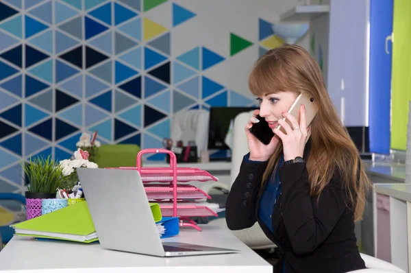 An employee in the office is constantly a lot of talking on the — Stock Photo, Image