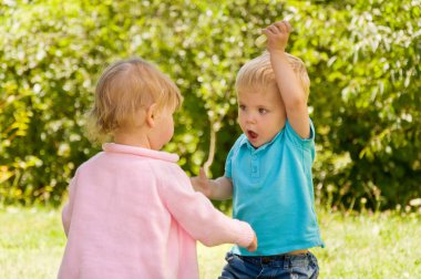 bir erkek ve bir kız arasında çatışma