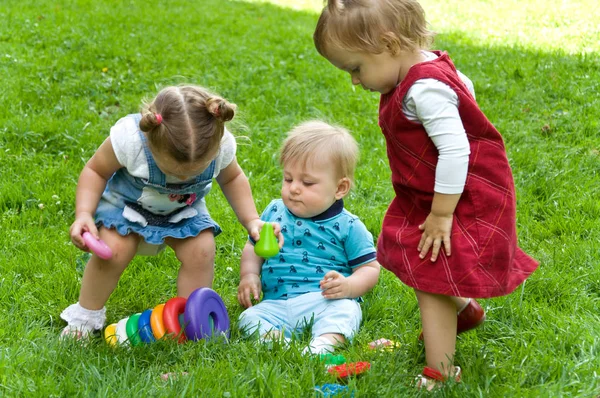 Grupp unga barn spendera tid i naturen. — Stockfoto