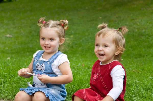 Par lite tjejer spendera tid utomhus. — Stockfoto