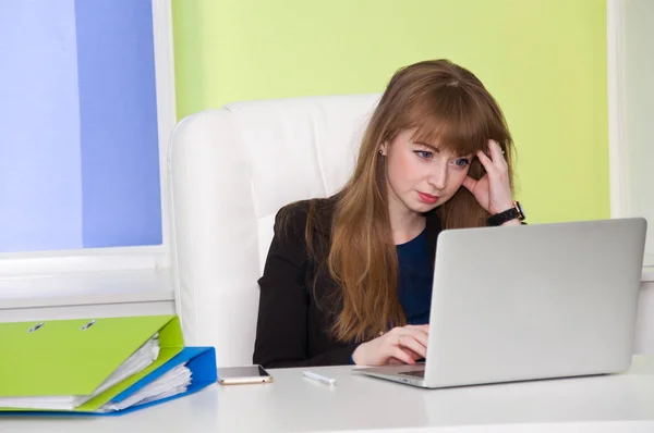 Trabalhador de escritório sob stress — Fotografia de Stock