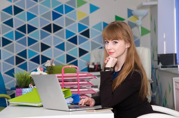 Young beautiful successful woman is a prestigious job in the off — Stock Photo, Image