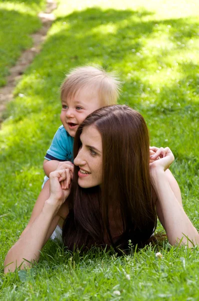 Mom and son spend time together — Stock Photo, Image