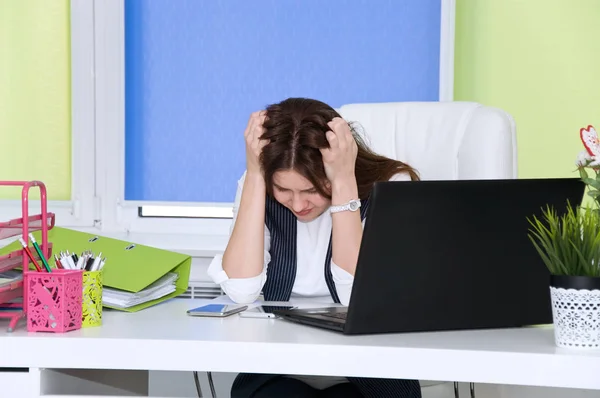 Kontorarbeider under stress – stockfoto