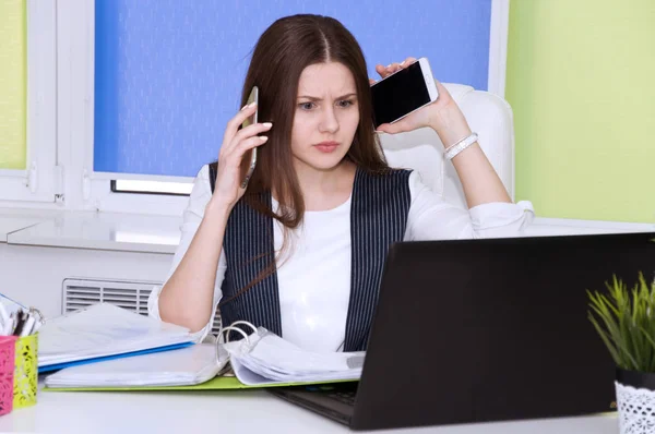 Mitarbeiter im Büro redet ständig viel am Telefon — Stockfoto