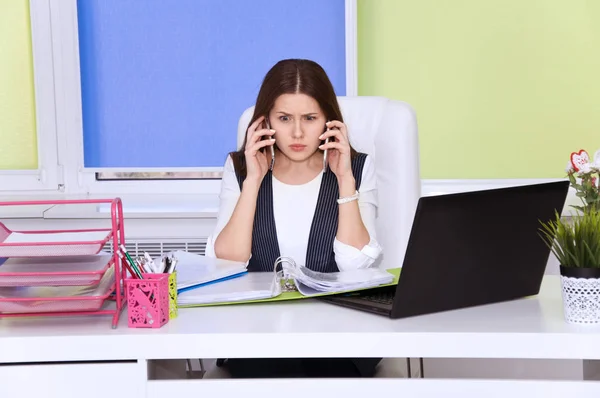 Mitarbeiter im Büro redet ständig viel am Telefon — Stockfoto