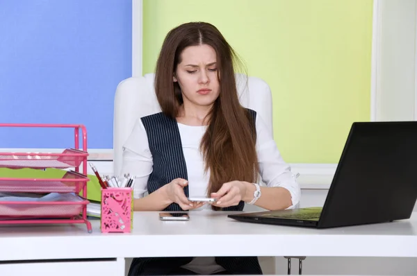 Mitarbeiter im Büro redet ständig viel am Telefon — Stockfoto