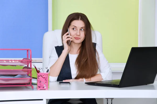 Mitarbeiter im Büro redet ständig viel am Telefon — Stockfoto