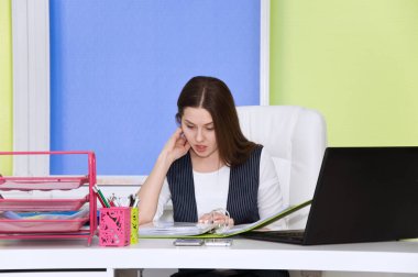 ofiste çalışan genç güzel başarılı kadın.