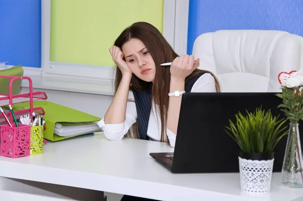 Kantoor werknemer moe van het harde werk. — Stockfoto