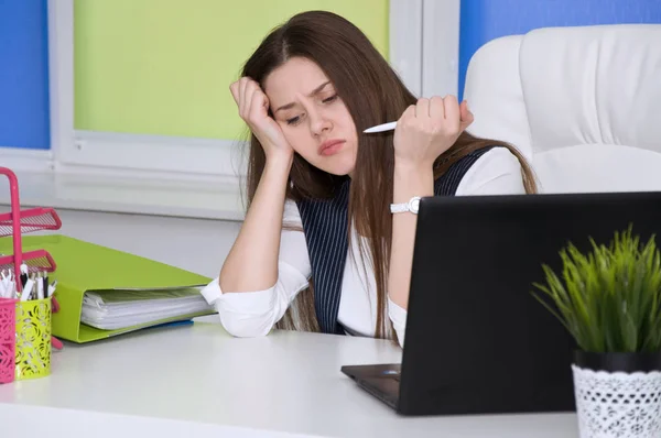 Kantoor werknemer moe van het harde werk. — Stockfoto