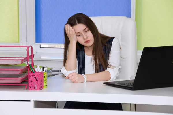 Kantoor werknemer moe van het harde werk. — Stockfoto