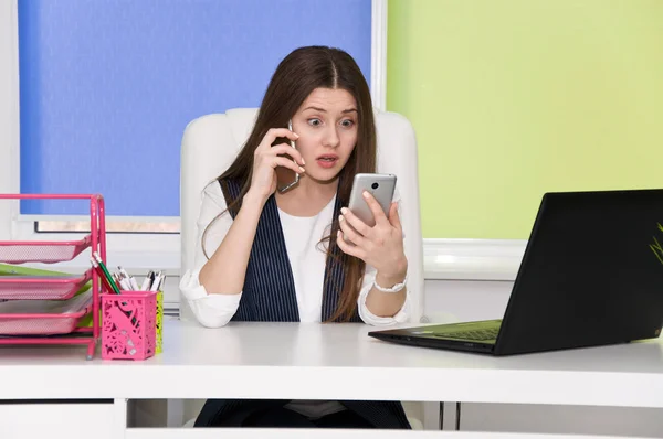 Mitarbeiter im Büro redet ständig viel am Telefon — Stockfoto