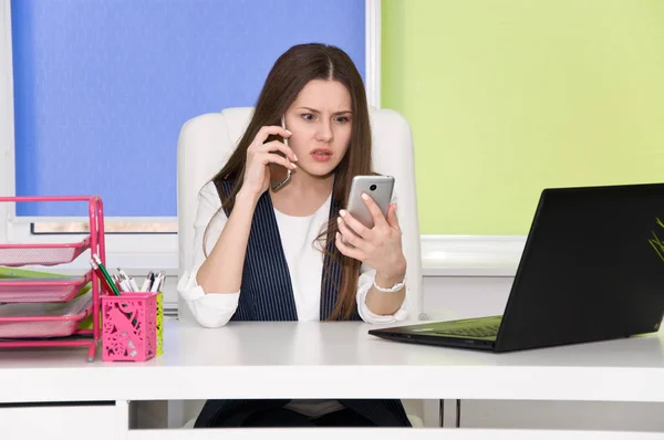 Mitarbeiter im Büro redet ständig viel am Telefon — Stockfoto