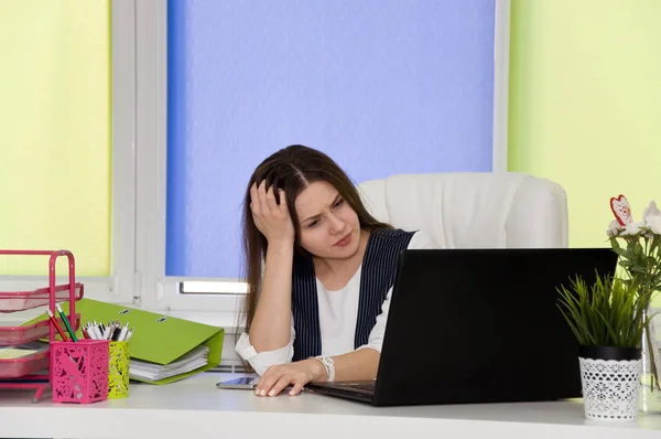 Kantoor werknemer moe van het harde werk. — Stockfoto