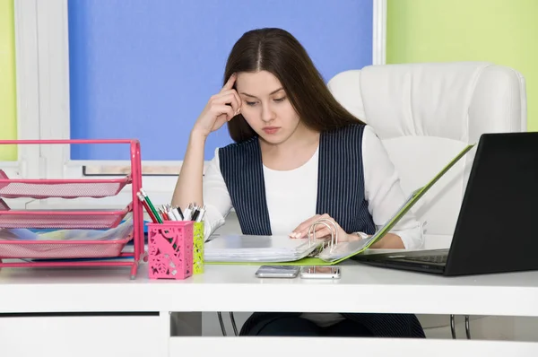 Vrouw vult de documenten — Stockfoto