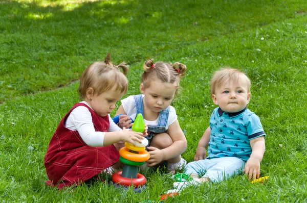 Gruppe kleiner Kinder verbringt Zeit in der Natur. — Stockfoto