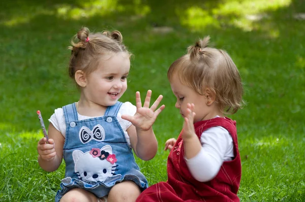 Par lite tjejer spendera tid utomhus. — Stockfoto