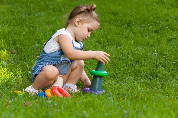 Mała dziewczynka bawiąca się w parku — Zdjęcie stockowe