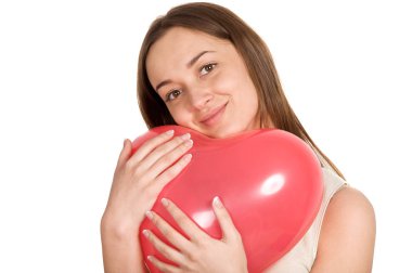 bir hediye tutan kız. Kırmızı kalpli balon