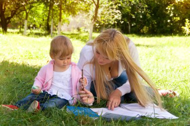 Anne ve kızı doğada bir hafta sonu geçirmek