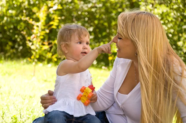 Madre e hija pasan un fin de semana en la naturaleza — Foto de Stock