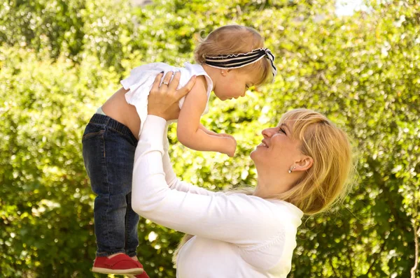 Madre e hija pasan un fin de semana en la naturaleza — Foto de Stock