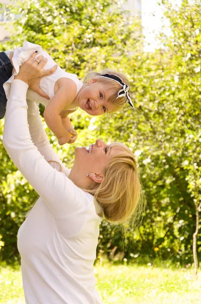 Madre e hija pasan un fin de semana en la naturaleza — Foto de Stock