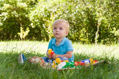 doğa içinde bir kurucu ile küçük çocuk çalış.