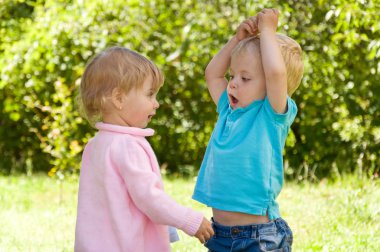 kız ve erkek. küçük çocukların doğada vakit.